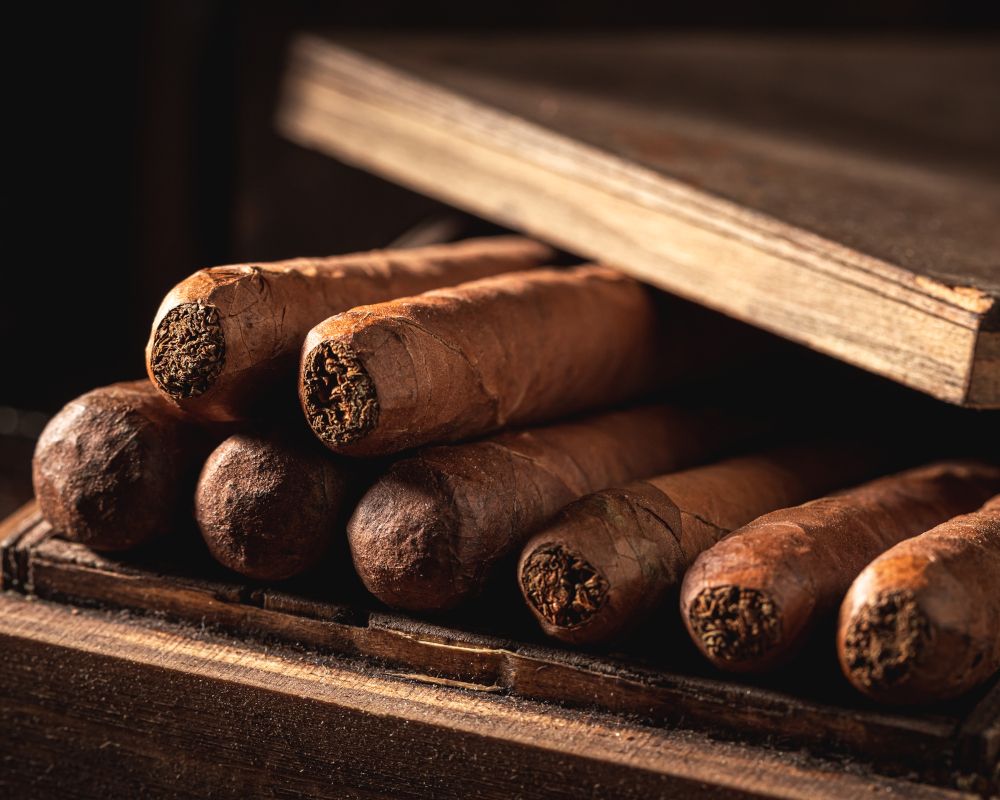 Caja de madera llena de puros.