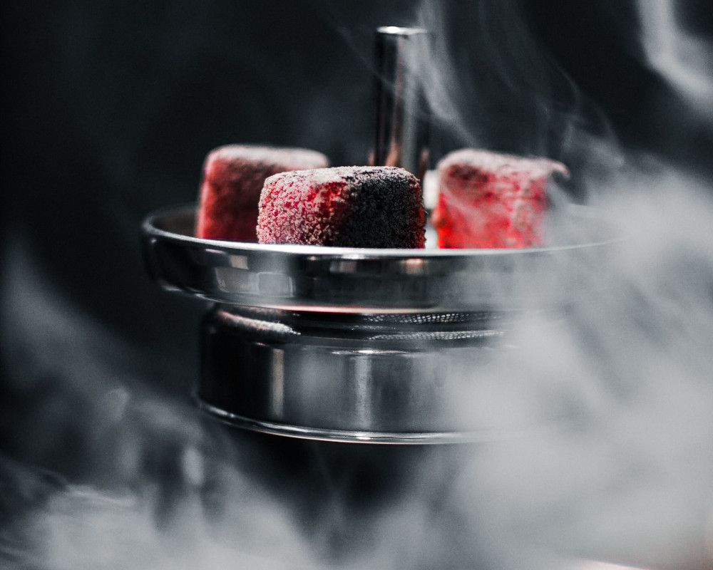 Primer plano de tabaco de shisha quemando.